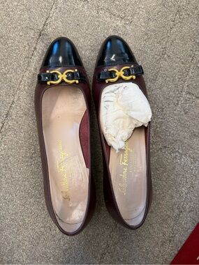 Vintage Ferragamo Tema wine pumps (Sz 6.5)